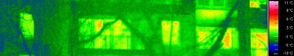 IR-Aufnahme der Fassade eines Mehrfamilienhauses